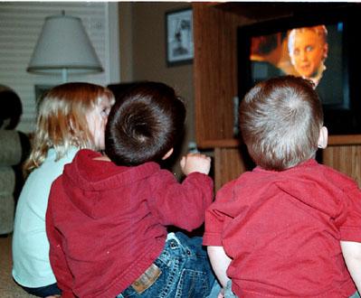 Ver mucha televisión pone agresivos a los niños