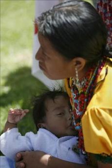 La policía halla a un bebé indígena colombiano robado en Bogotá