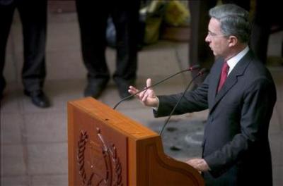 Colombia: La popularidad del presidente Uribe cae en picada