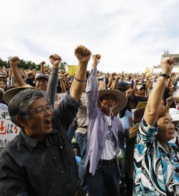 Japón: Miles se rebelan y piden desmantelamiento de la base de EEUU