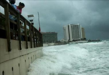 Bajo "Alerta roja" México espera al huracán "Ida"