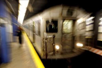 Salvada "por los pelos" de ser arrollada por el metro en Boston