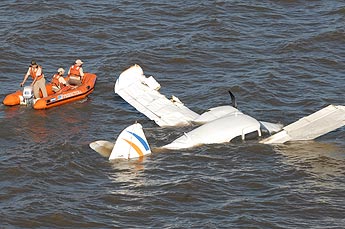 Una avioneta cayó al Río de la Plata y los ocupantes se salvaron nadando