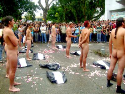 Universitarios de Brasilia se desnudan en apoyo a la estudiante de la minifalda