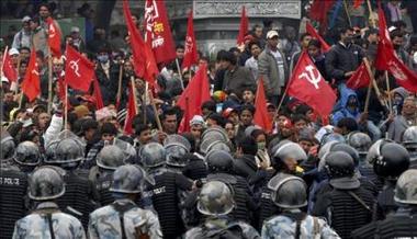 Disturbios y heridos en Nepal cuando miles de maoístas rodearon edificios del Gobierno