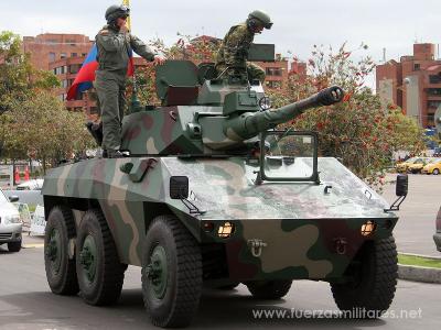 Chávez manda tanques a la frontera con Colombia