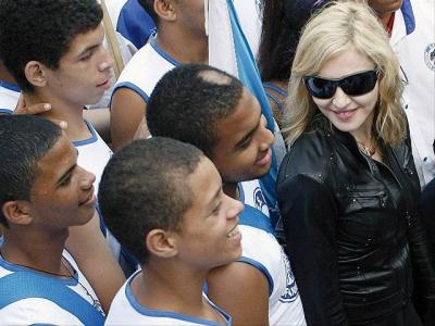 Madonna visita favela de Brasil donde estuvo Michael Jackson