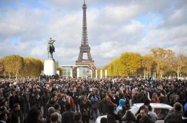 París: empresa prometió regalar dinero en la calle y tuvo que desistir porque fue "medio mundo"