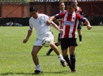 Sacerdotes de Colombia y Venezuela juegan un partido de fútbol por la hermandad