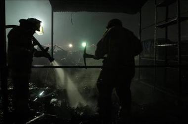 Golpean y roban a bomberos por llegar tarde a un incendio en Perú