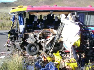 Perú: Tres muertos y ocho heridos deja choque de ómnibus