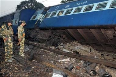 Carga explosiva descarrila tren en la India y deja 2 muertos y 50 heridos