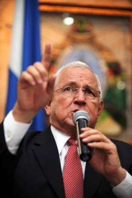 El golpista Micheletti dice que se retirará temporalmente del poder en Honduras