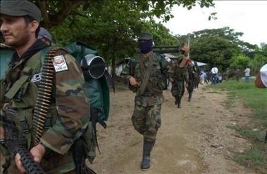 Colombia: 4 adultos y 2 niños mueren calcinados en un ómnibus incendiado por la guerrilla