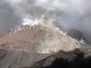 Alerta roja por posible erupción de volcán en Colombia