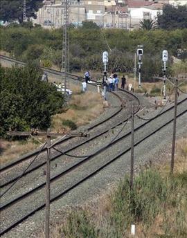 Murcia: Se salvan al saltar del coche atascado poco antes de que fueran arrollados por un tren