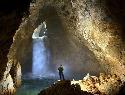 Un hombre murió al quedar atascado cabeza abajo en una cueva en Utah