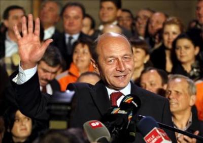 Escándalo en Rumania a 10 días de la elecciones al difundirse un vídeo que muestra al presidente Basescu pegándole a un niño