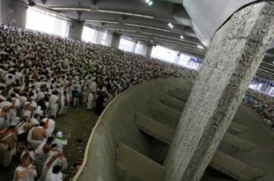 Los peregrinos de La Meca inician el rito de la lapidación de Satán