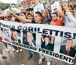 Cuatro muertos al volcar camión repartidor de material electoral en Honduras