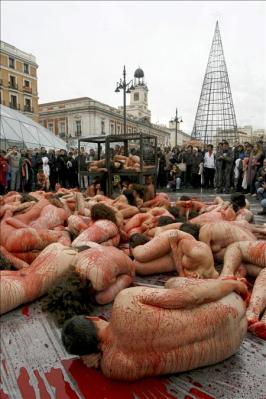 España: Defensores de los animales se desnudan contra la industria peletera