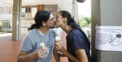 Prohibidos los besos 'demasiado apasionados' en un conjunto residencial de Medellín