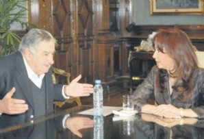 No parece serio: "El País" titula hoy que Argentina levanta el corte en el puente a cambio del voto de Uruguay a Néstor Kirchner en Unasur