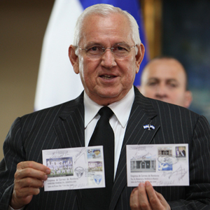 Lanzan sello postal con imagen del Presidente de facto hondureño