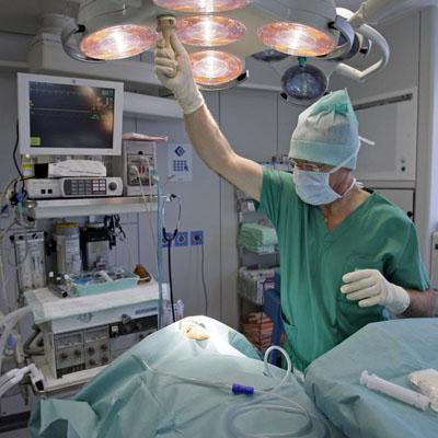 España: Una paciente de prótesis de cadera pasó 16 años con una mecha de taladro quirúrgica olvidada en su cuerpo