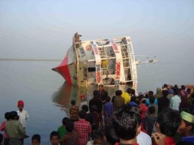 43 personas mueren al hundirse otro ferry en un río de Bangladesh