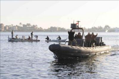 Equipos de buceo buscan a víctimas de la colisión de dos barcazas en el delta del Nilo que dejó 10 muertos y decenas de desaparecidos
