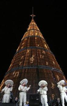 México obtiene récord Guinness con árbol navideño de 110,35 metros de altura