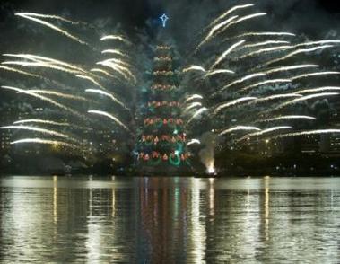 Río de Janeiro encendió el mayor árbol navideño flotante