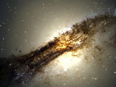 NASA capta choque de dos galaxias en torno a un agujero negro
