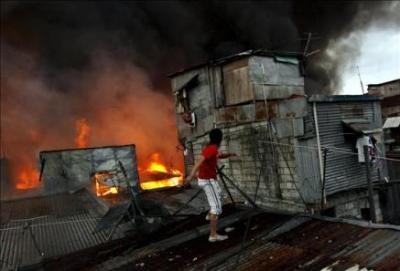 3 muertos y 2.500 personas sin hogar tras un incendio en un barrio miserable de Manila