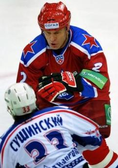 La leyenda del hockey sobre hielo ruso Fetisov vuelve a jugar a los 51 años