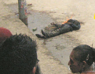 Turba saca de la comisaría y quema vivos a tres delincuentes en Bolivia