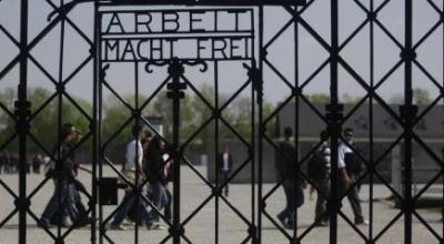 Roban la placa con el lema "El trabajo hace libre" en el antiguo campo de concentración nazi de Auschwitz