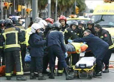 Drama en España: 4 jovencitos muertos en brutal colisión de auto contra camión de la basura