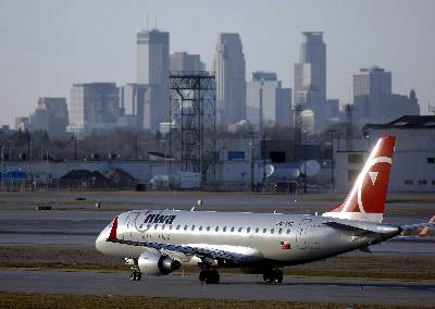 Pasajeros evitan que terrorista destruya un avión con explosivos en Detroit