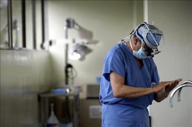Liberan al médico brasileño acusado de haber abusado de 56 pacientes