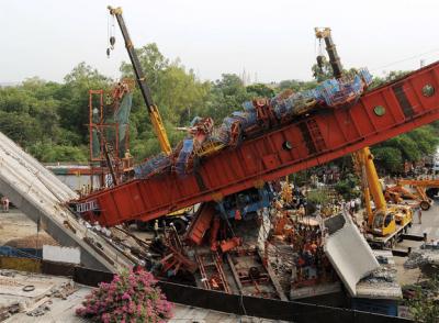 40 muertos al desplomarse puente en la India