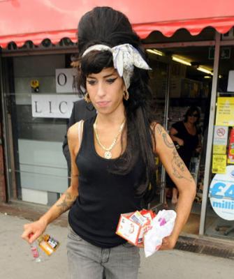 Amy Winehouse se desmaya por agotamiento