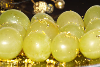 Una vieja tradición renovada: comer 12 uvas el 31 de diciembre, pero de oro