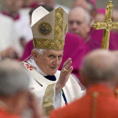 El Papa llama a todos a "deponer las armas" y construir "un mundo más digno"