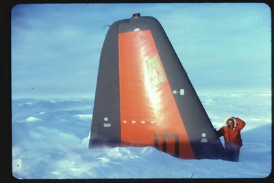 Hallan primer avión de la Antártida atrapado en medio del hielo hace un siglo