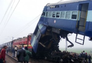 Cuatro trenes chocaron en India: 10 muertos y 47 heridos