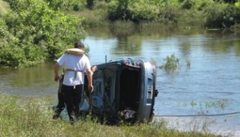Uruguay: murió un médico argentino tras caer con su auto en un arroyo
