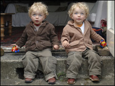 Si quieres tener gemelos bebe agua en la aldea de Ucrania