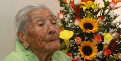 Anciana colombiana de 100 años dice que sobrevive gracias al vino dulce y la cerveza